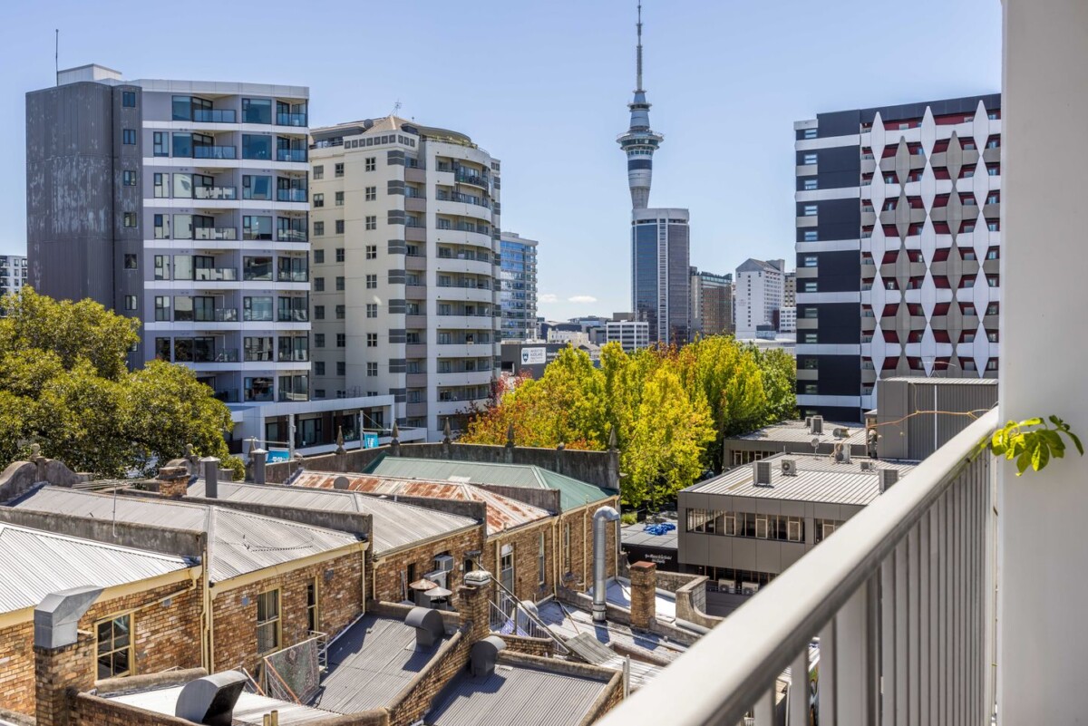 59m2 Leasehold 2 beds 1 bath apartment with car park, move-in ready, Walking distance to universities, shops, and CBD amenities, Close to the future CRL train station, 4A/56 Liverpool Street, Auckland Central, Auckland