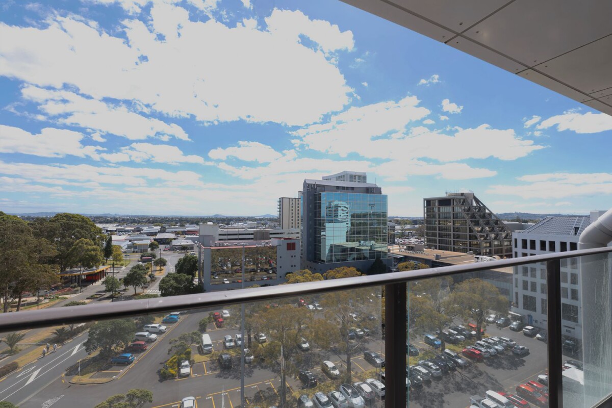 2 beds 1 bath apartment, Prime location opposite Manukau Train Station, Approx. 2-minute walk to Westfield Manukau, Pleasant balcony with attractive outlook, Stable tenant in place, 805/17 Putney Way, Manukau, , Auckland