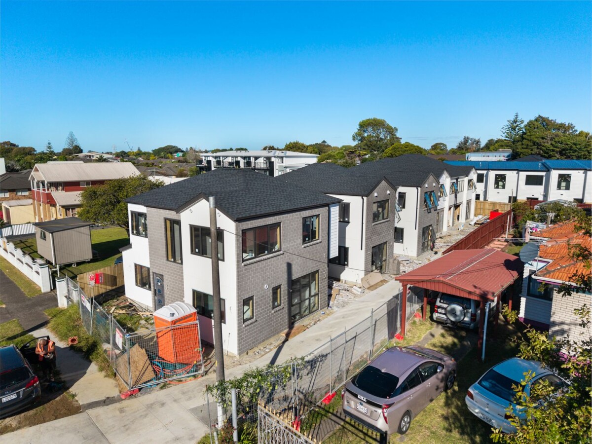 Highly motivated vendors ready to meet the market, 10-Year Master Build Warranty, Brandnew 4 beds 3.5 baths home with garage, close to schools, shops, motorway access, 5/35 Royton Avenue, Mangere East, Auckland