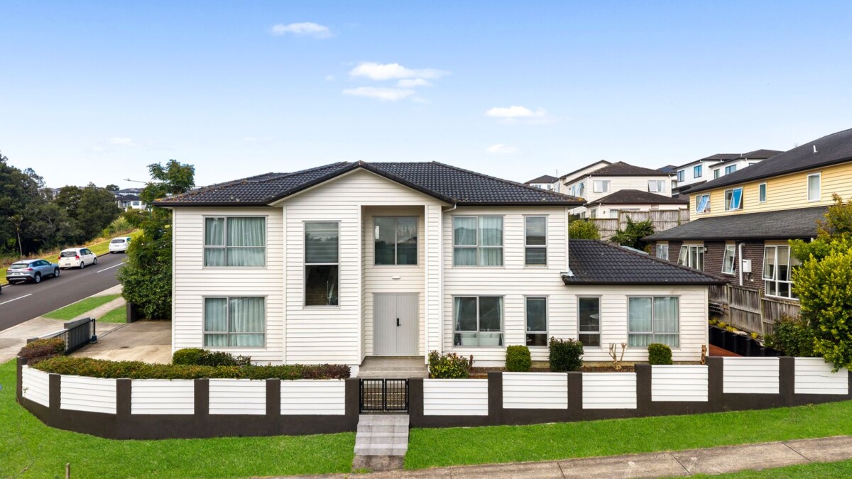 280m2 5 beds 4.5 baths house with double garage on 388m2 section, including 3 ensuites, 1 ensuite ground floor, 97 Argento Avenue, Flat Bush, Auckland
