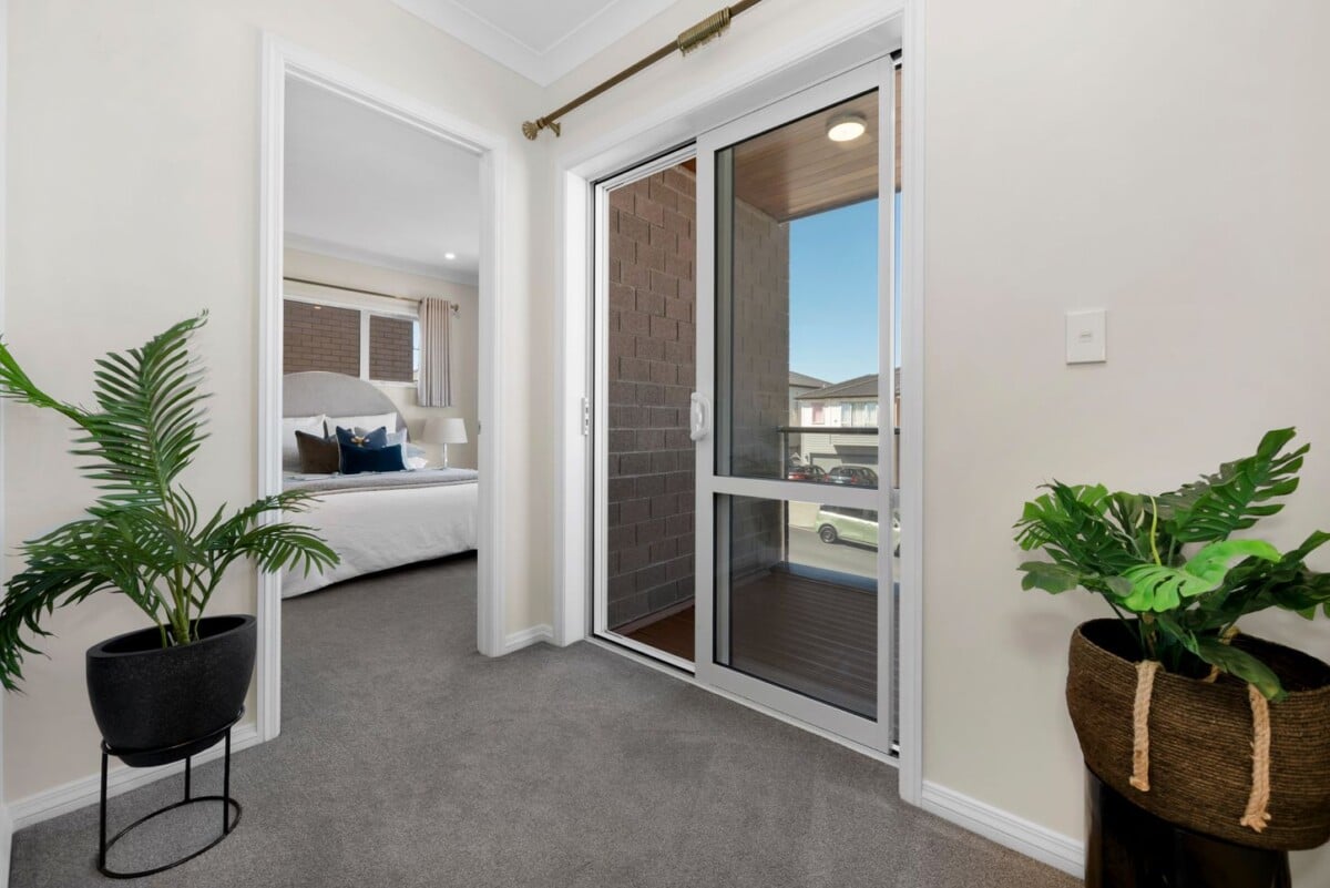 Super Realistic Vendor, Two kitchens, 6 beds + study 5.5 baths house with double garage and 2-beds granny, zoned for Te Nikau Primary School, Ormiston Junior College, Ormiston Senior College, close to schools, shops, 10 Peihinga Road, Flat Bush, Auckland