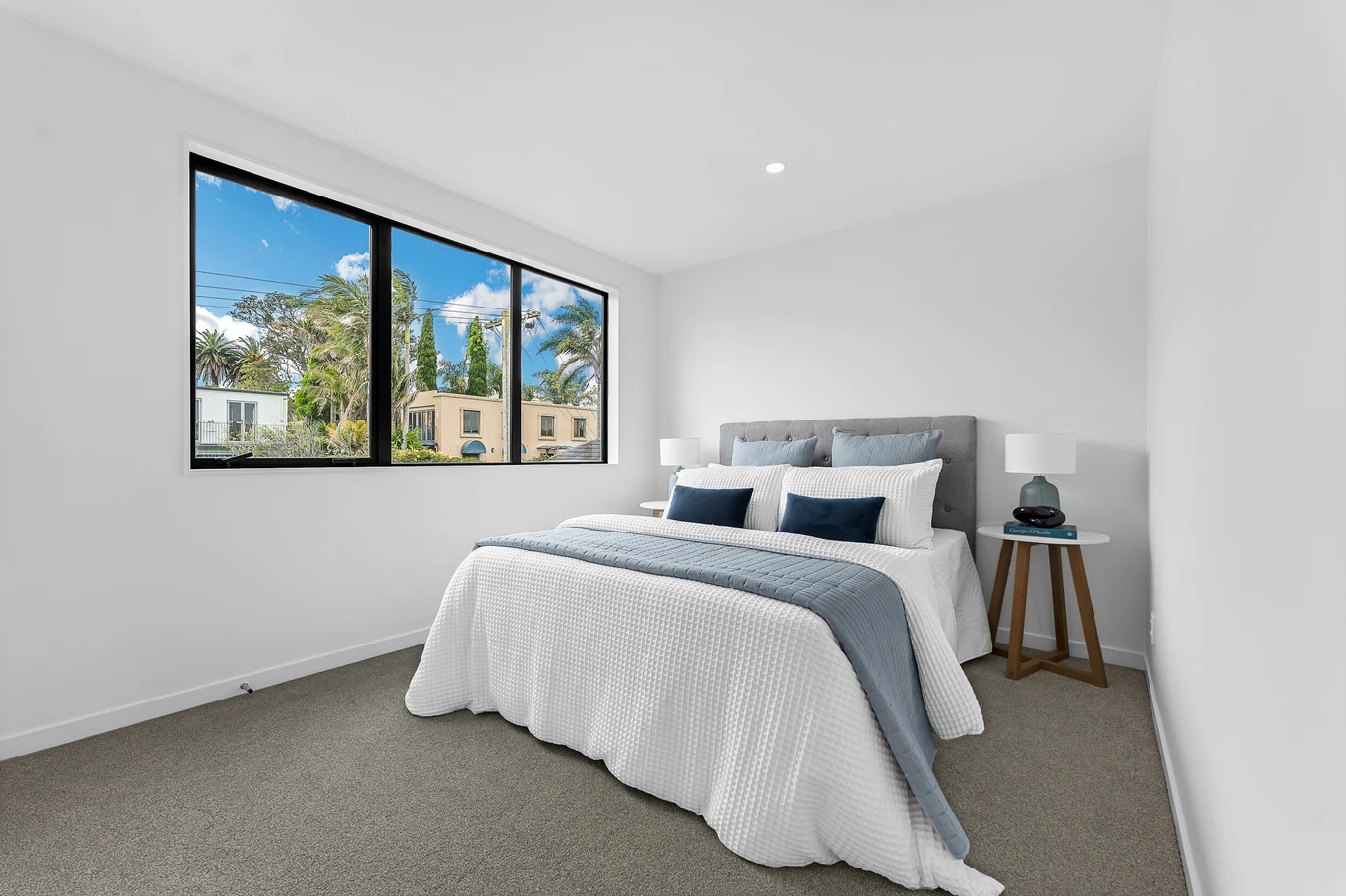 Standalone 4 beds 3 baths home with garage, close to Takapuna’s vibrant shopping precinct, beaches, schools, walks to Takapuna Grammar School and Hauraki Primary School, 2/49 Northboro Road Belmont, Auckland