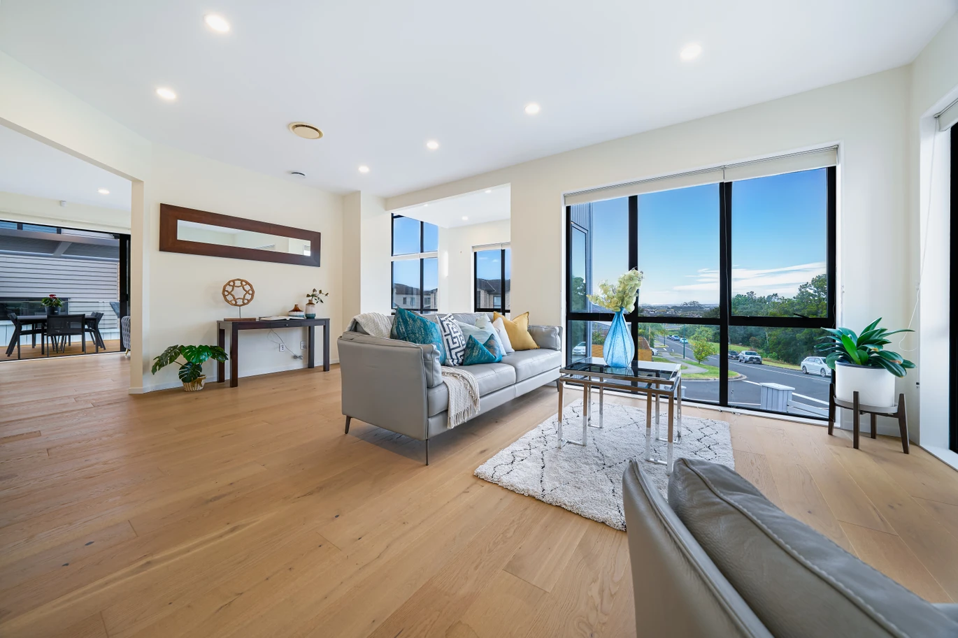 336m2 6 beds 5 baths house with double garage and 2 beds granny on 403m2 section, close to schools, parks, shopping centres, Zoned for top-tier schools including Mission Heights and Ormiston, 2 Veneta Close, Flat Bush, Auckland