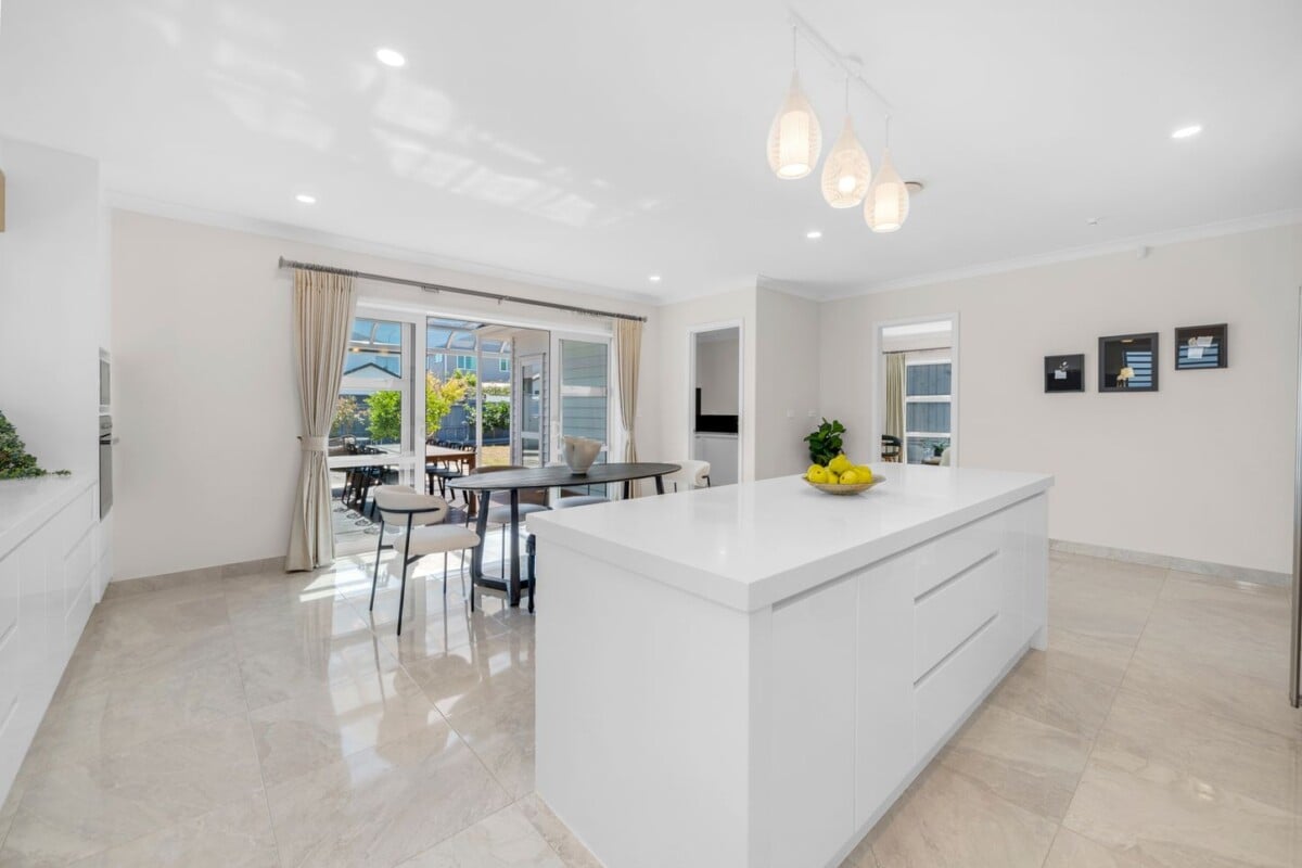 Super Realistic Vendor, Two kitchens, 6 beds + study 5.5 baths house with double garage and 2-beds granny, zoned for Te Nikau Primary School, Ormiston Junior College, Ormiston Senior College, close to schools, shops, 10 Peihinga Road, Flat Bush, Auckland
