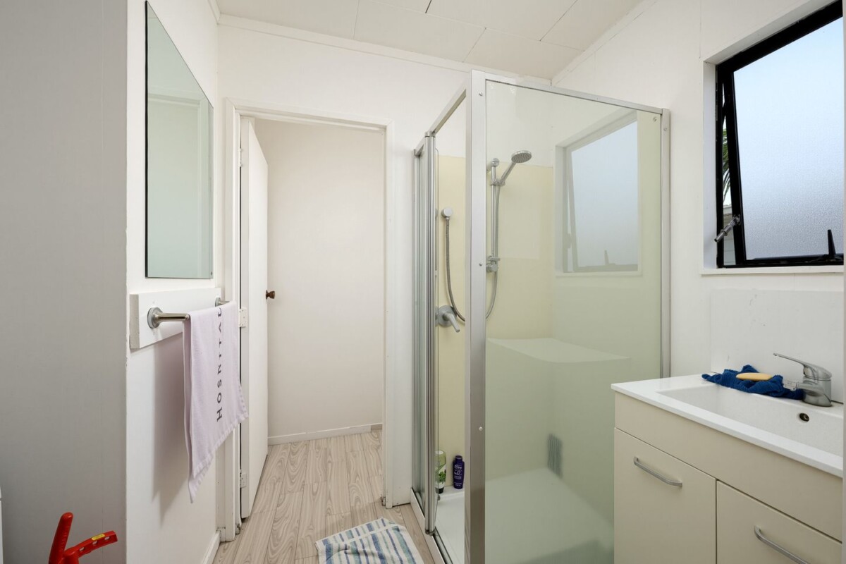 Once in 10 years, owner cashing out, home and income, 5 beds main house + standalone 1 bed granny flat on 1166m2 section, currently rented for $1,315 per week, close to Local shops, parks, schools and amenities, 52 Robertson Road, Mangere East, Auckland