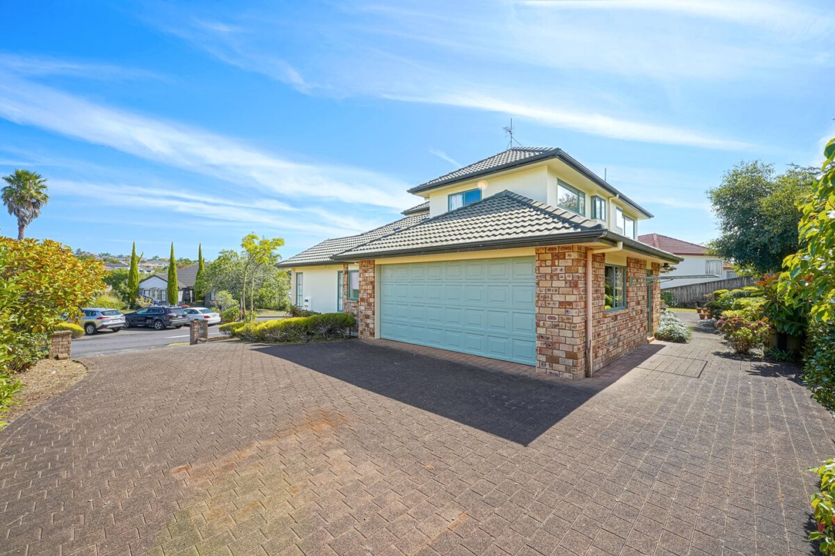310m2 5 beds + study 2.5 baths house with double garage on 699m2 section, easy walk to Marina View School and close to the marina, reserves, shops, and excellent schooling including Hobsonville Point Secondary School, 2/2 Hobie Court, West Harbour, Auckland
