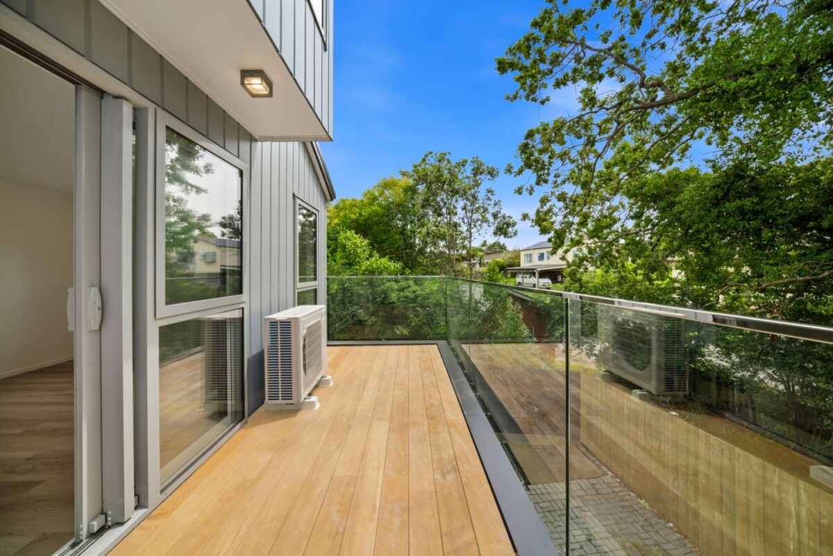 Brandnew standalone 3 beds 2.5 baths home with garage, Minutes to LynnMall Shopping Centre and the popular Brickworks dining precinct, zoned for Fruitvale School, Blockhouse Bay Intermediate, Green Bay High School, 26E Trojan Crescent, New Lynn, Auckland