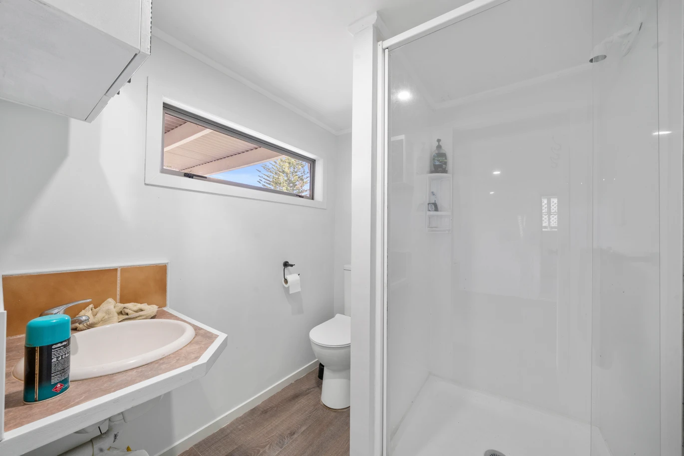 DECEASED ESTATE, 3 beds 1 bath house on 809m2 section, double garage, extra off-street paking for your cars / boat, close to schools, supermarket, beach, Boat Club and boat ramp, 22 Mcinnes Road, Weymouth, Auckland
