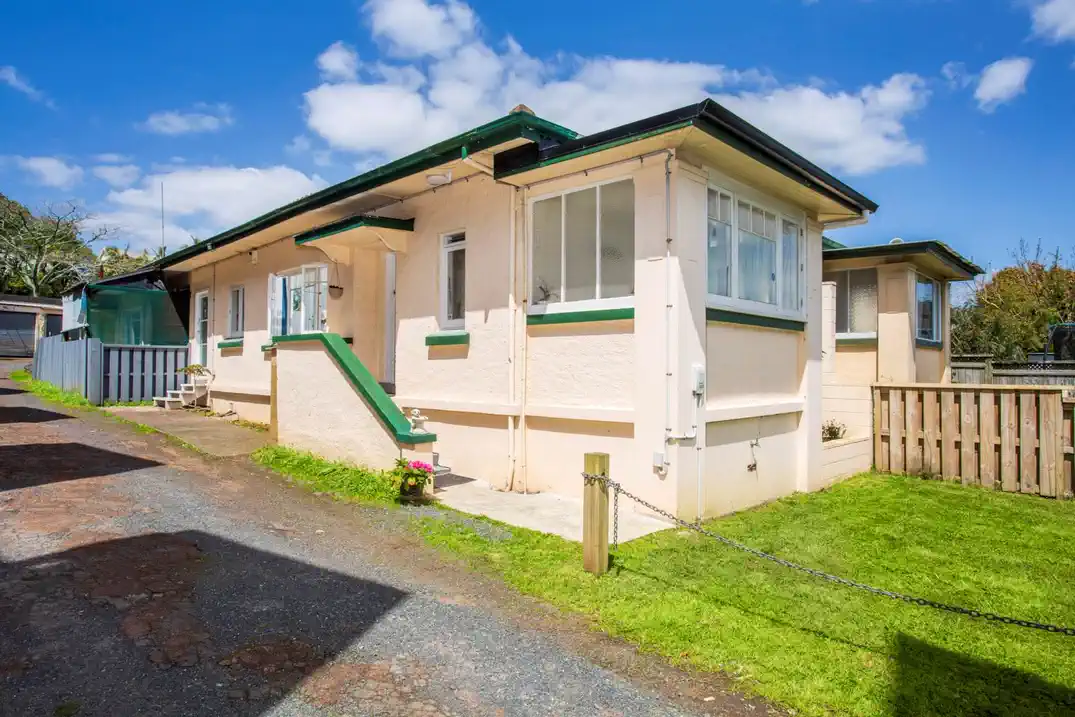 Double school zone, Renovated 2 beds + a separate study/sunroom. 1 bath a separate study/sunroom. home with garage and A large exclusive-use garden area, near the Westfield Newmarket shopping center, zoned for Auckland Grammar School and Epsom Girls’ Grammar School, 494 Manukau Road, Epsom, Auckland