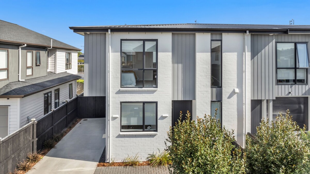 Retiring Owner Cashing Up, 114m2 3 beds 2.5 baths home with 2 var parks on 166m2 section, just moments from the beach and the scenic coastal boardwalk, 2A Treloar Crescent, Hobsonville, Auckland