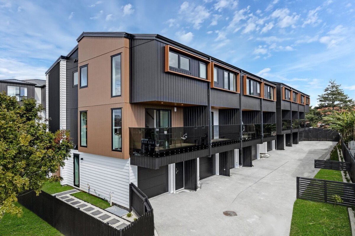 CV$$950K Now Asking $$830K, 140m2 freehold 4 beds 3 baths home with garage, close to schools, Panmure Basin, shops, Tāmaki River walkways, parks, and the convenient Panmure Transport Hub, 3/53 Court Crescent, Panmure, Auckland