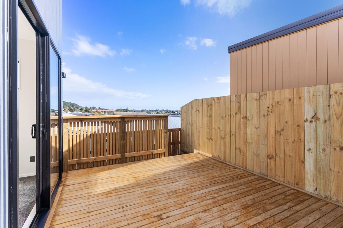 Brandnew Standalone 3 beds 2 baths house with deck and car park, moments from Newsham Medical Centre and a nearby café, while Pukekohe Town Centre is only a short five-minute drive away. The Bombay motorway on-ramp is approximately 10 minutes away, 32 Taukahiwi Road, Pukekohe, Auckland