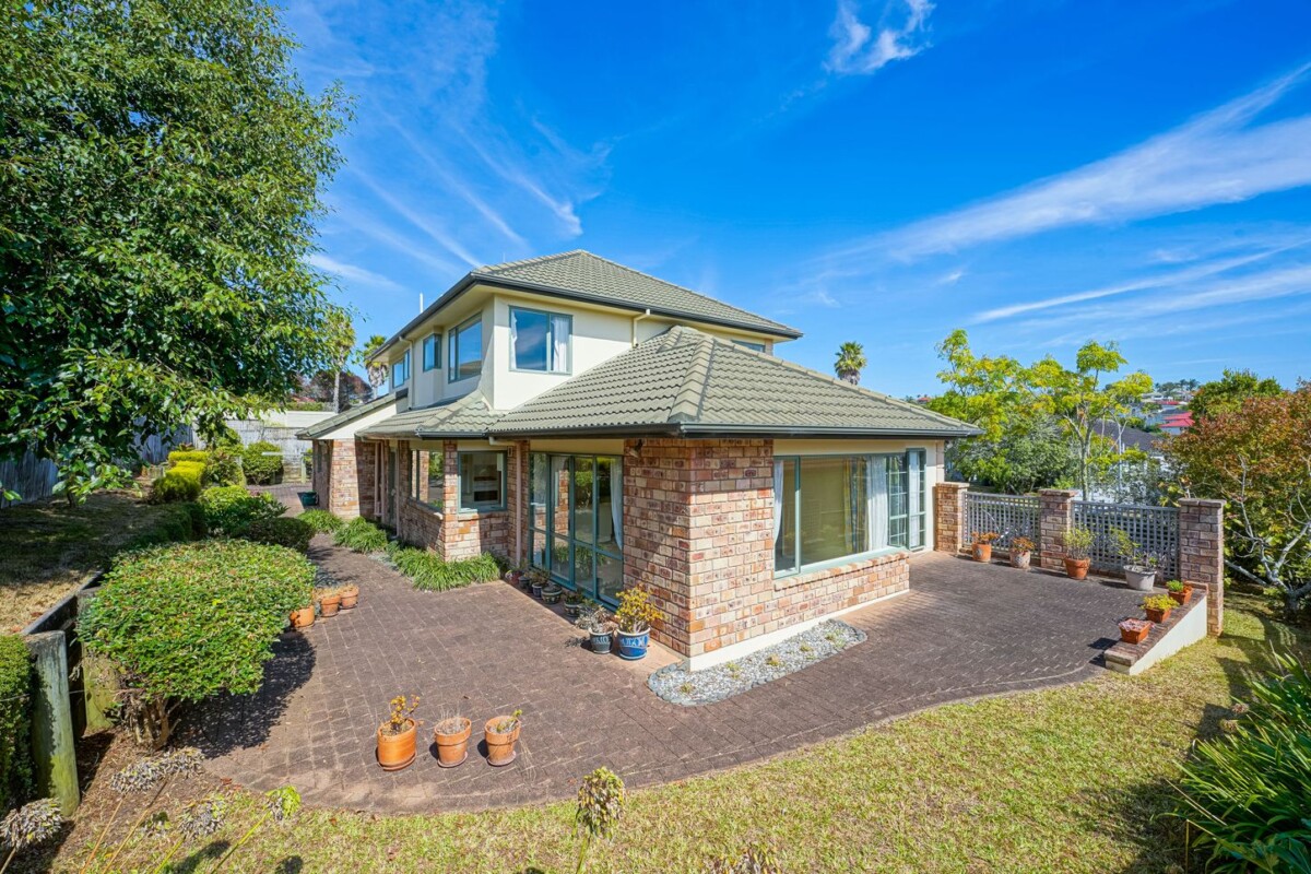 310m2 5 beds + study 2.5 baths house with double garage on 699m2 section, easy walk to Marina View School and close to the marina, reserves, shops, and excellent schooling including Hobsonville Point Secondary School, 2/2 Hobie Court, West Harbour, Auckland