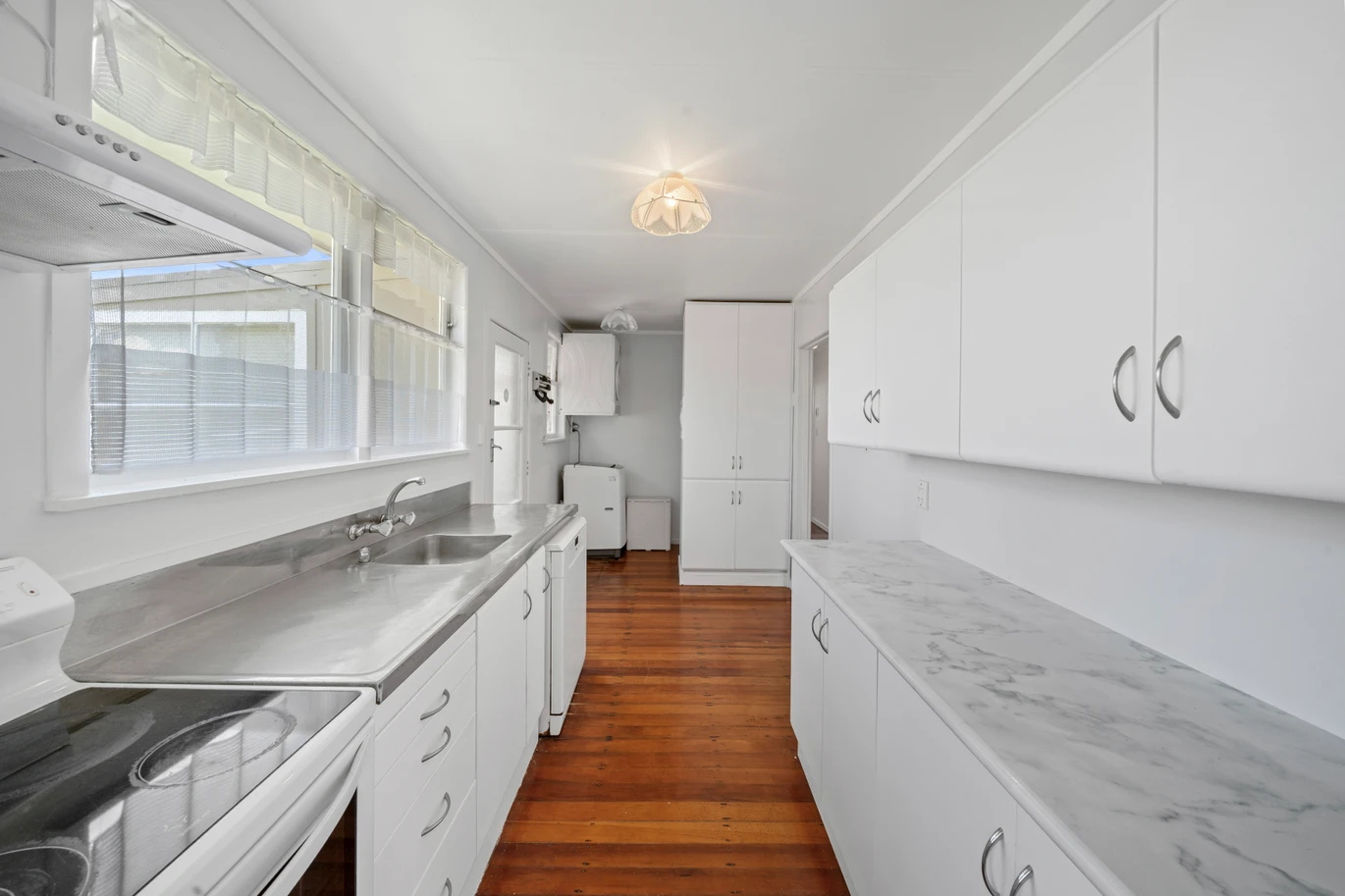 DECEASED ESTATE, 3 beds 1 bath house on 809m2 section, double garage, extra off-street paking for your cars / boat, close to schools, supermarket, beach, Boat Club and boat ramp, 22 Mcinnes Road, Weymouth, Auckland