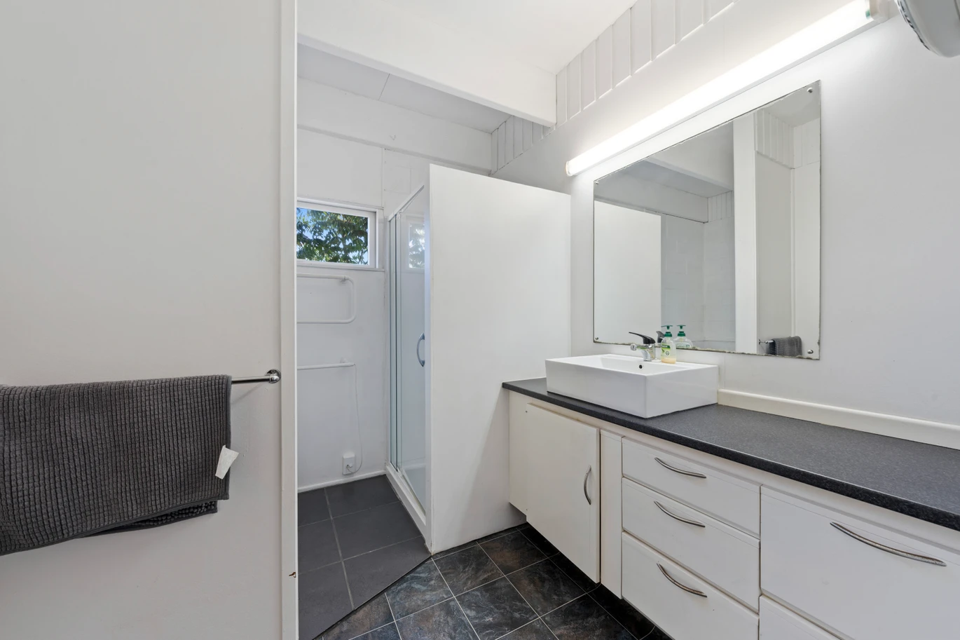 Health circumstances mean this must be SOLD, 280m2 3 beds + a large rumpus room house on 1638m2 section, equipped with 3-phase power, ideal for machinery, workshops, business, Handy to shops, schools and everyday amenities, the harbour, boat ramp and local park, 16 McInnes Road, Weymouth, Auckland