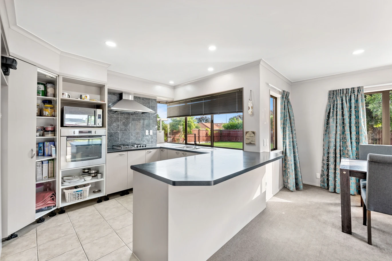 185m2 4 beds 2.5 baths house with double garage on 912m2 section, close to schools, shops, motorway access, 39 Moss Crescent, Takanini, Auckland