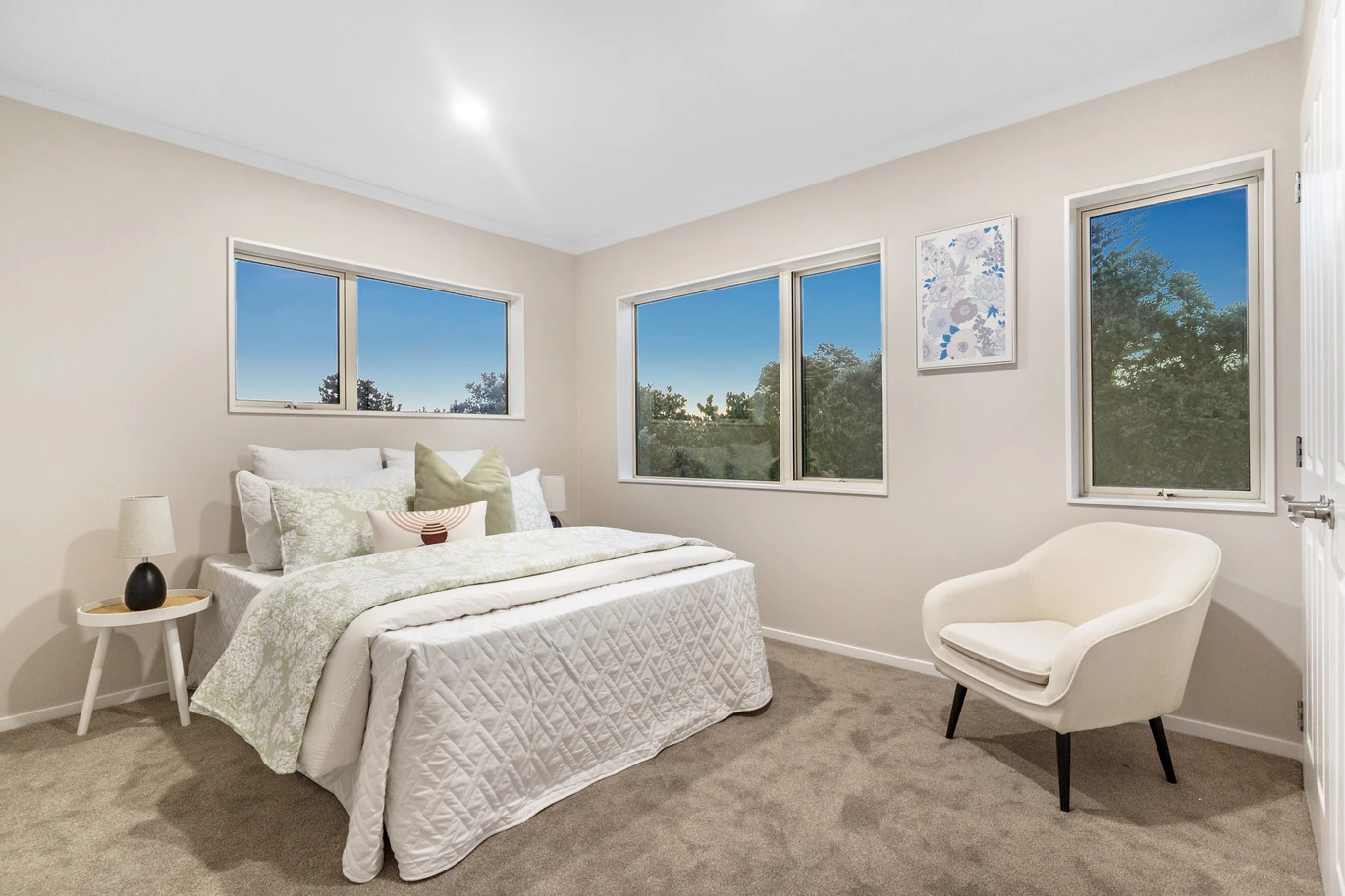 Vendor cashing out, Standalone 6 beds 5 baths house with 6 car parks on 400m2 section, a detached sleepout with its own bathroom, 2 ground floor ensuites with self-contained access, close to schools, Glenfield Mall, Wairau Park and motorway access, Detached Sleepout12C Manuka Road, Glenfield, Auckland