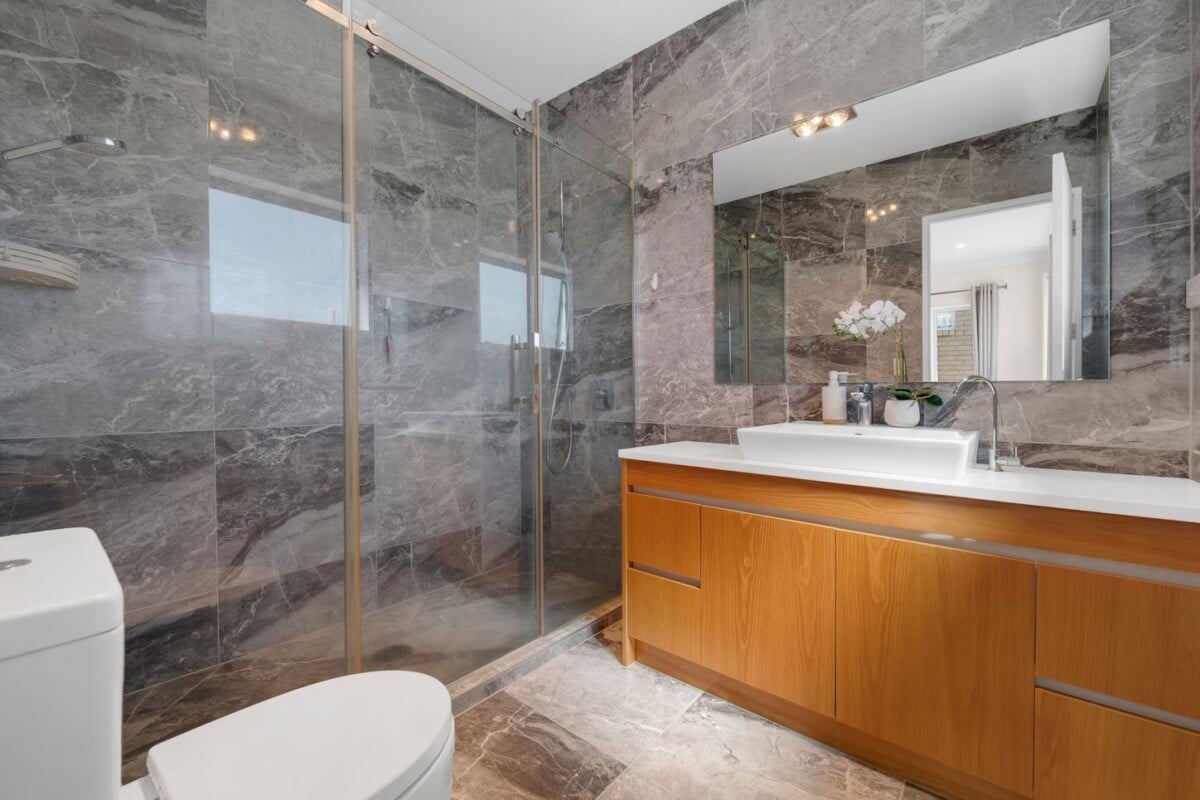 Super Realistic Vendor, Two kitchens, 6 beds + study 5.5 baths house with double garage and 2-beds granny, zoned for Te Nikau Primary School, Ormiston Junior College, Ormiston Senior College, close to schools, shops, 10 Peihinga Road, Flat Bush, Auckland