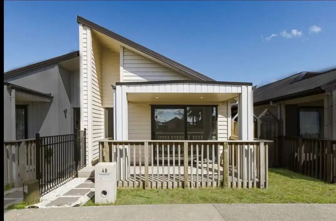 Highly motivated vendor, 3 beds 1 bath Duplex home with car park, close to shops, schools, motorway access, 0.2 km to Ngakoroa School, 4B Auranga Drive, Karaka, Auckland