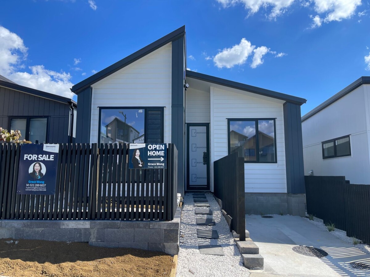 Brandnew Standalone 3 beds 2 baths house with deck and car park, moments from Newsham Medical Centre and a nearby café, while Pukekohe Town Centre is only a short five-minute drive away. The Bombay motorway on-ramp is approximately 10 minutes away, 34 Taukahiwi Road, Pukekohe,, Auckland
