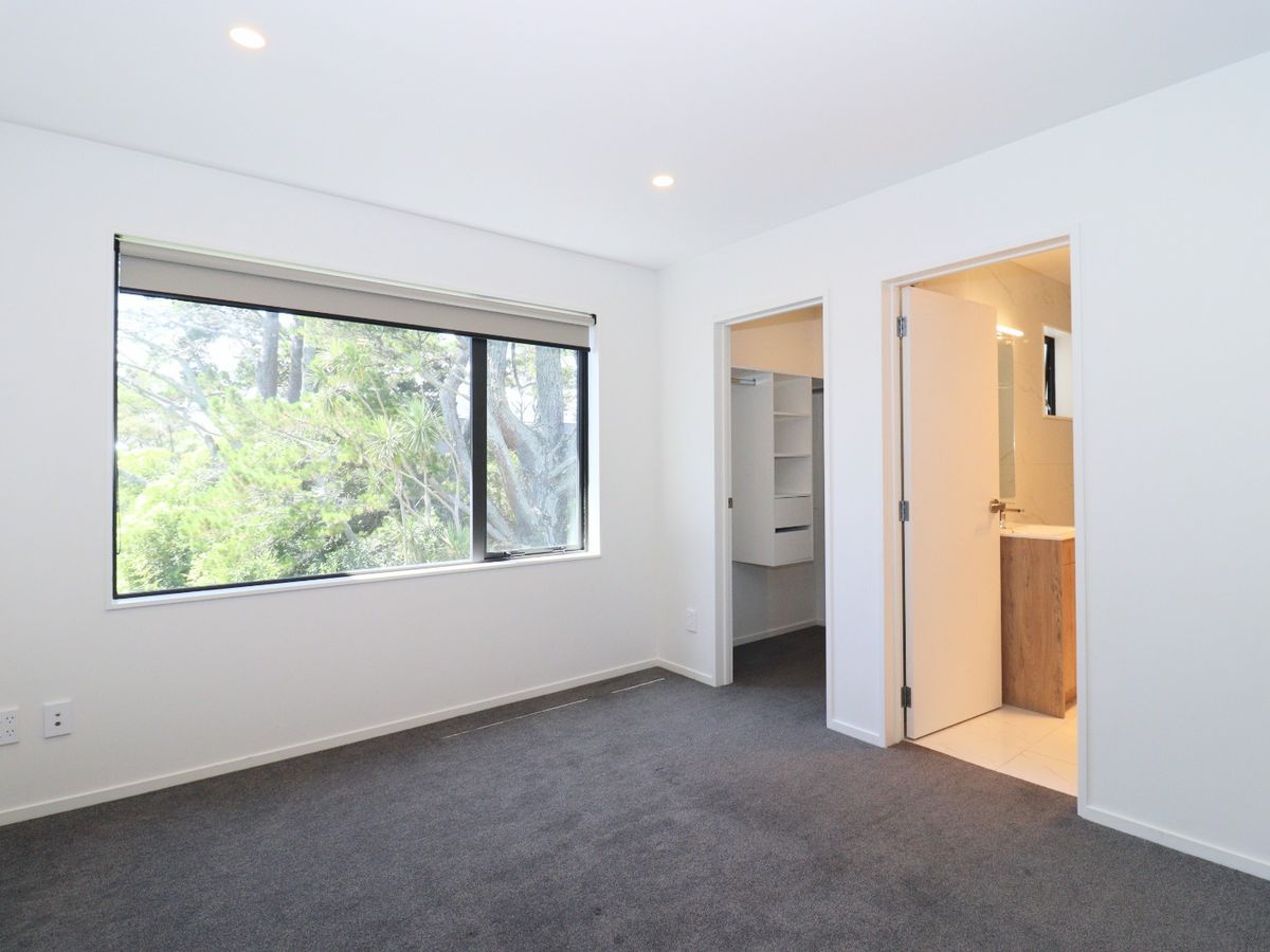 For rent, 3 beds 2 baths townhouse with garage, Available Now, 32 Korokio Lane, Henderson, Auckland