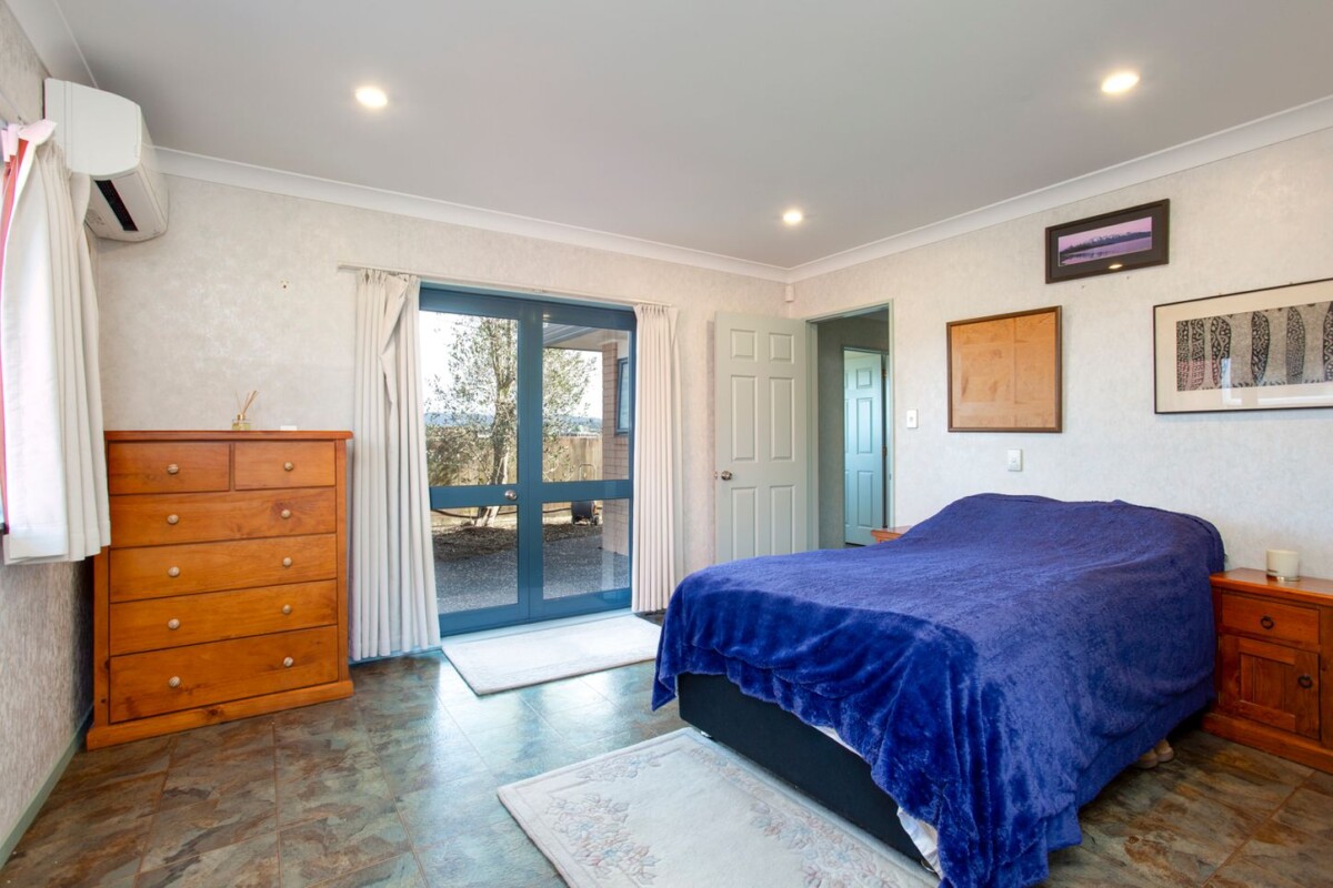 Owner Already Up North – This Must Be Sold, 3 beds 2 baths house with double garage on 418m2 section, minutes from schools, Pak’nSave, WestCity Mall, The Boundary shopping precinct, Henderson Train Station, 35C Edmonton Road, Henderson, Auckland