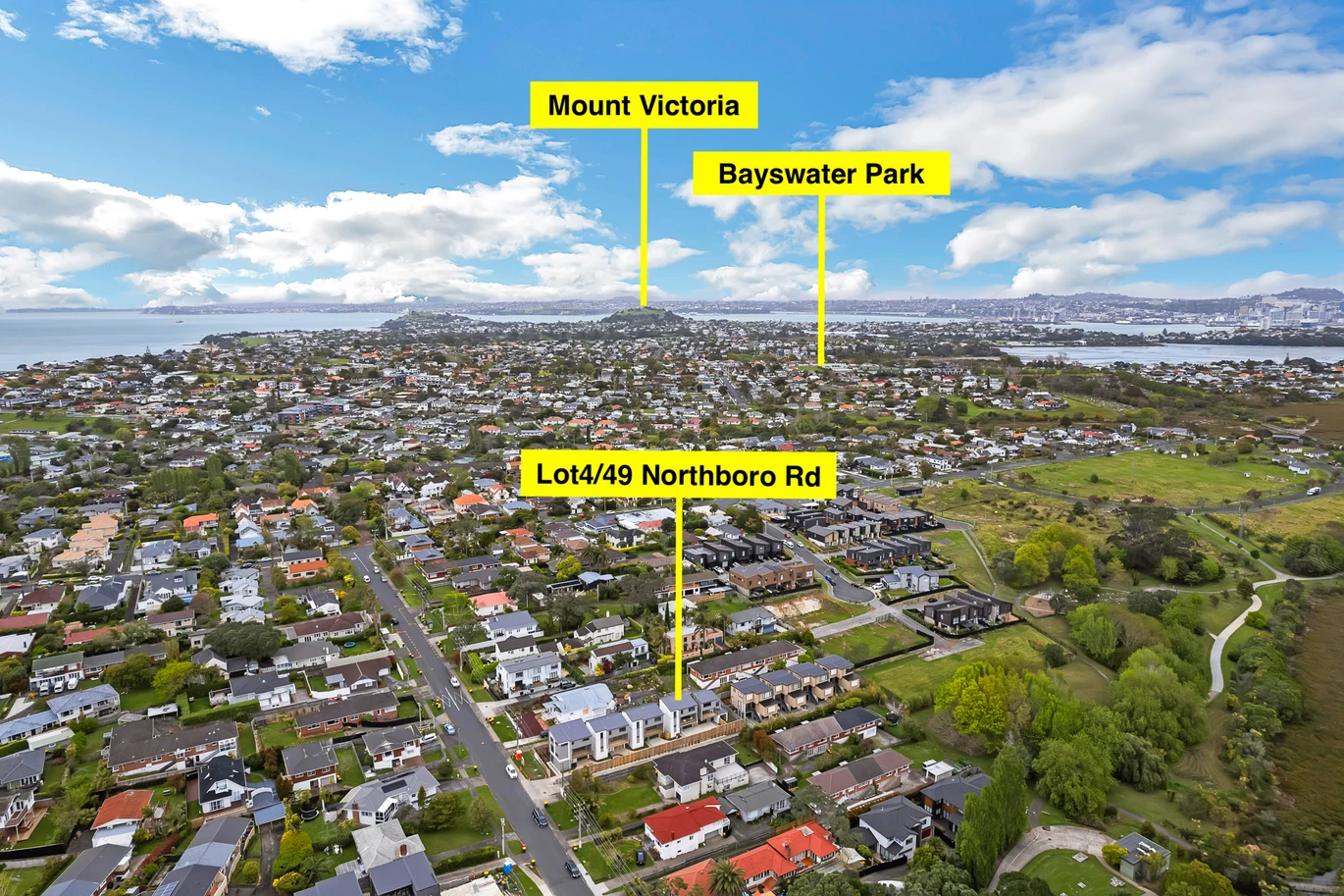 Standalone 4 beds 3 baths home with garage, close to Takapuna’s vibrant shopping precinct, beaches, schools, walks to Takapuna Grammar School and Hauraki Primary School, 2/49 Northboro Road Belmont, Auckland