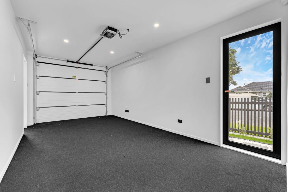 CV$$950K Now Asking $$830K, 140m2 freehold 4 beds 3 baths home with garage, close to schools, Panmure Basin, shops, Tāmaki River walkways, parks, and the convenient Panmure Transport Hub, 3/53 Court Crescent, Panmure, Auckland