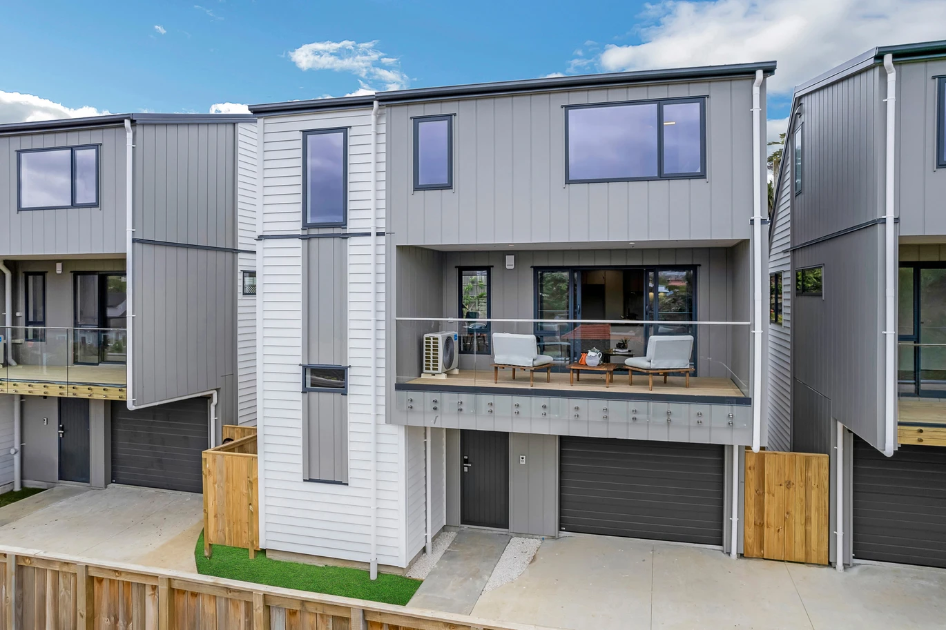 Standalone 4 beds 3 baths home with garage, close to Takapuna’s vibrant shopping precinct, beaches, schools, walks to Takapuna Grammar School and Hauraki Primary School, 2/49 Northboro Road Belmont, Auckland