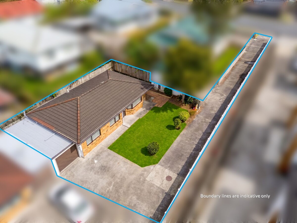 Vendor Cashing Up – Ready to Move In, Brick and tile 3 beds 1.5 bath house with garage, just a short stroll or drive away from Lynn Mall, 2/27 Rata Street, New Lynn, Auckland