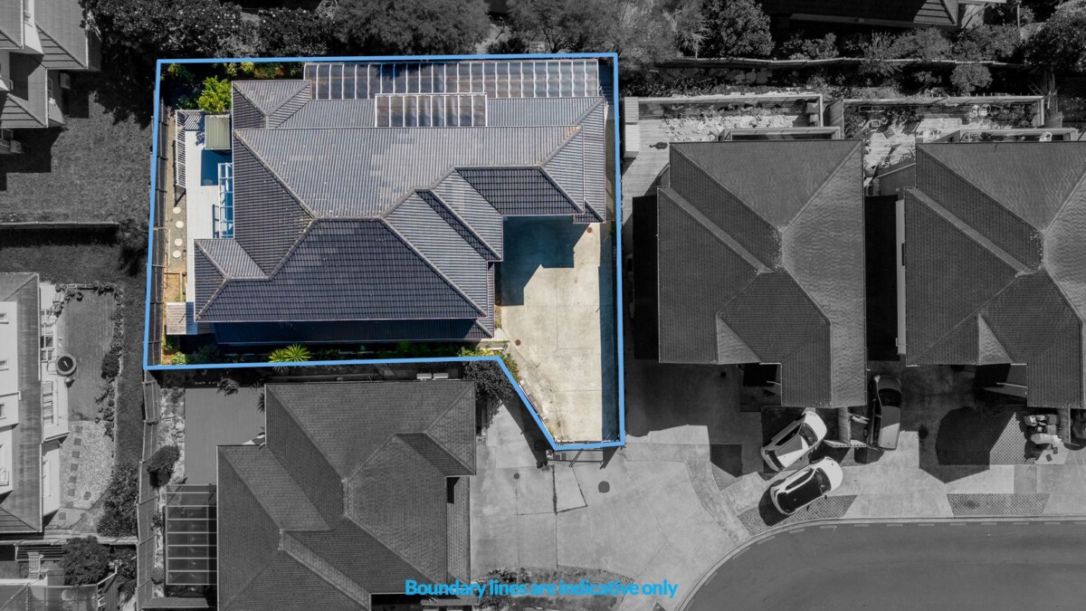 337m2 6 beds 5.5 baths house with double garage and 2 beds granny, Zoned for sought-after schools including Mission Heights Junior College, Mission Heights Primary School, and Ormiston Senior College, 16 Evelina Lane, Flat Bush, Auckland