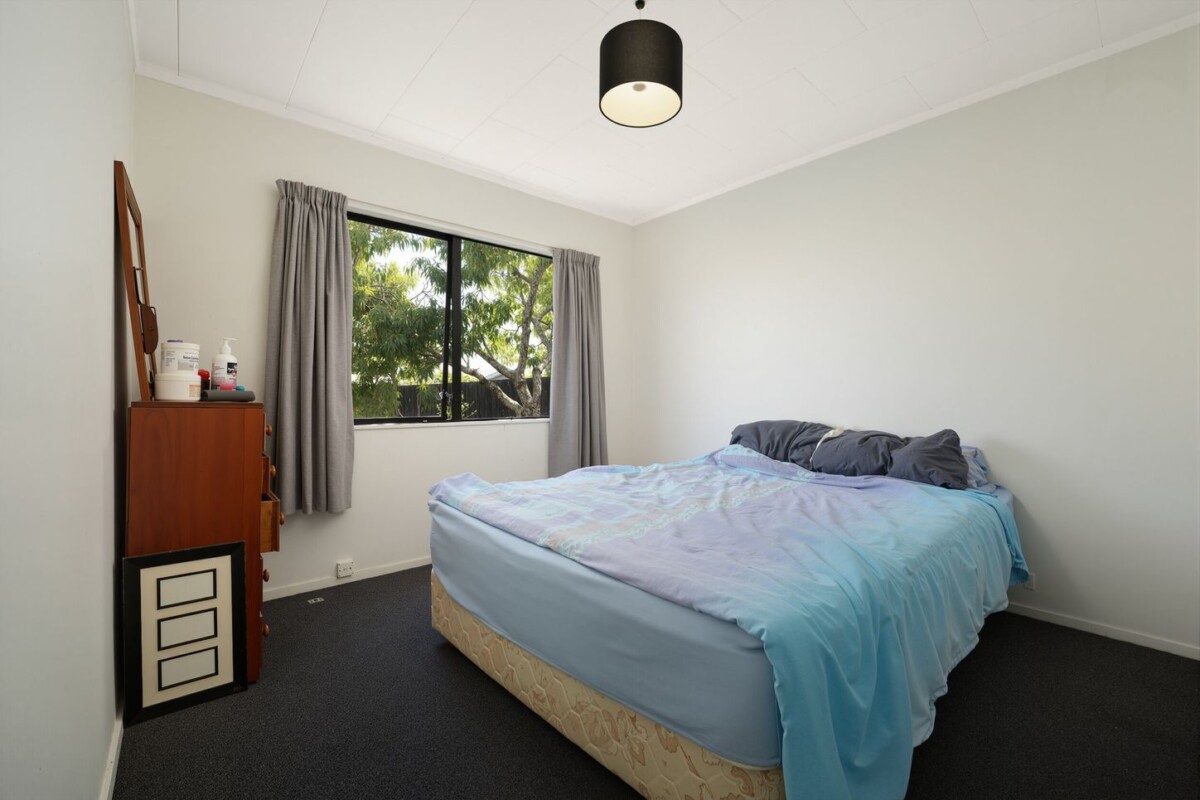 Once in 10 years, owner cashing out, home and income, 5 beds main house + standalone 1 bed granny flat on 1166m2 section, currently rented for $1,315 per week, close to Local shops, parks, schools and amenities, 52 Robertson Road, Mangere East, Auckland