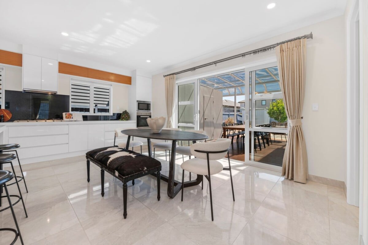 Super Realistic Vendor, Two kitchens, 6 beds + study 5.5 baths house with double garage and 2-beds granny, zoned for Te Nikau Primary School, Ormiston Junior College, Ormiston Senior College, close to schools, shops, 10 Peihinga Road, Flat Bush, Auckland