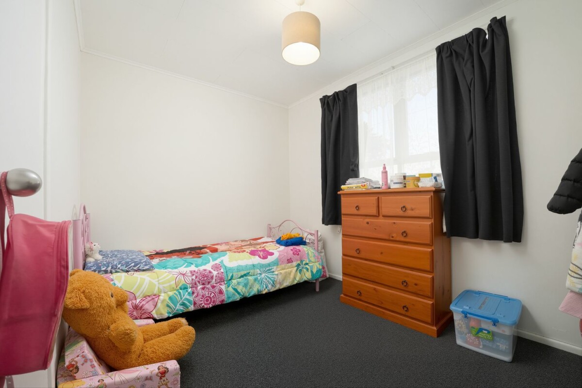 Once in 10 years, owner cashing out, home and income, 5 beds main house + standalone 1 bed granny flat on 1166m2 section, currently rented for $1,315 per week, close to Local shops, parks, schools and amenities, 52 Robertson Road, Mangere East, Auckland