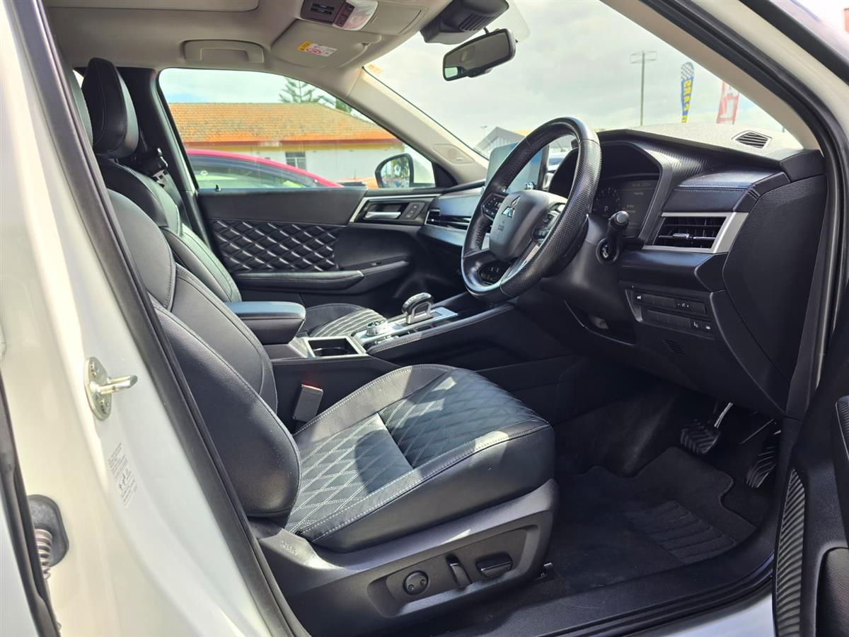 2023 Mitsubishi Outlander, RV/SUV Automatic, 7 seats, Petrol, 2,488 cc, 33,975 km