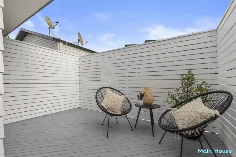 Renovated 4 beds main home + 2 beds standalone Minor Dwelling on 600m2 section, Currently rented at $1280 per week with friendly tenants who would like to stay on, close to Motorways, Parks, Wairau Valley shops, Kindergartens, local schools – Glenfield Intermediate, Target Rd Primary & Wairau Intermediate, 8 & 8A Kupari Place, Totara Vale, Auckland