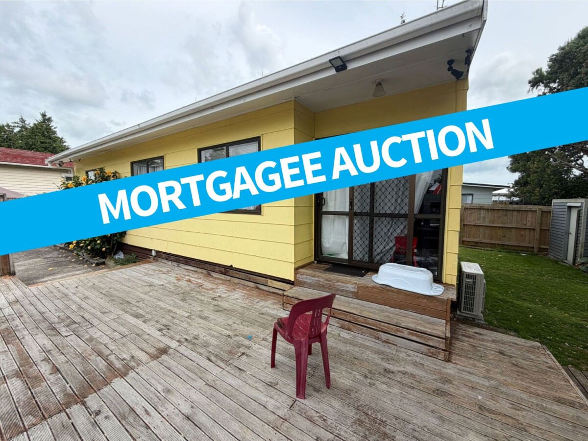 Mortgagee sale, 3 beds 1 bath house on Half share of 857m² section, walking distance to local shops, amenities, and public transport, easy to motorway access, 2/3 William Street, Mangere East, Auckland
