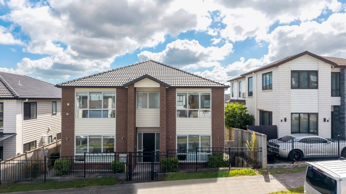 Brisbane Bound Vendor – Must Be Sold, 336m2 7 beds 6.5 baths house with double garage and 2 beds granny, 5 ensuites, close to schools, shopping centres, 38 Lime Hill Rise, Flat Bush, Auckland