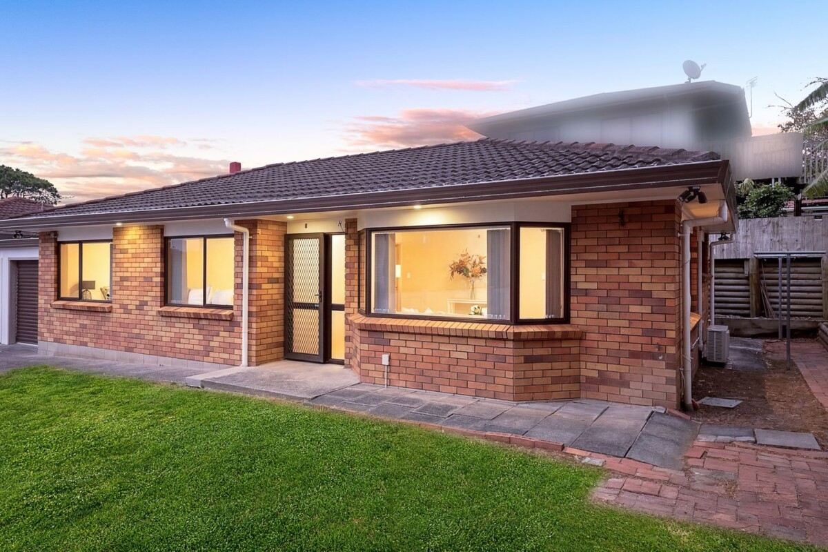 Vendor Cashing Up – Ready to Move In, Brick and tile 3 beds 1.5 bath house with garage, just a short stroll or drive away from Lynn Mall, 2/27 Rata Street, New Lynn, Auckland