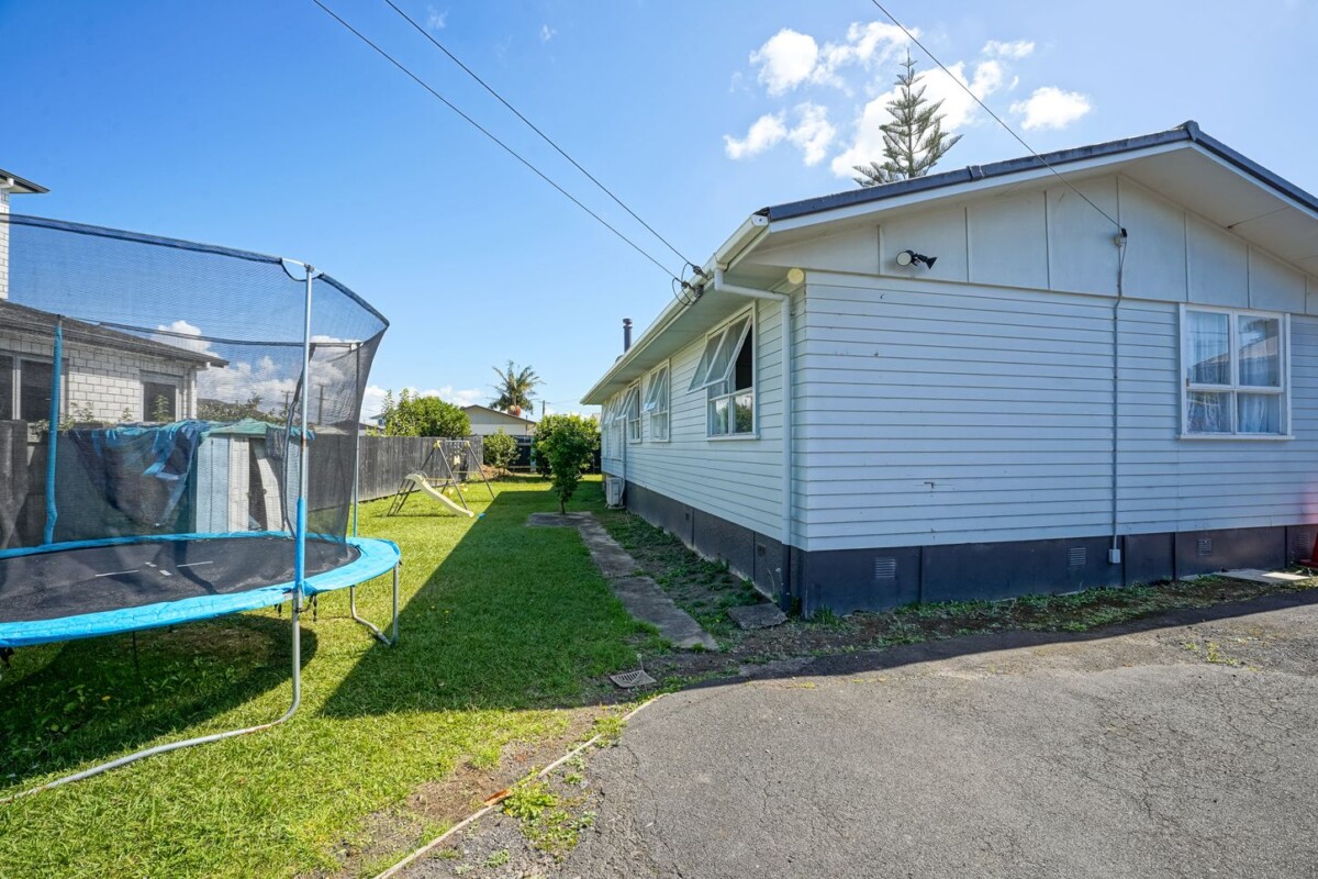 Once in 10 years, owner cashing out, home and income, 5 beds main house + standalone 1 bed granny flat on 1166m2 section, currently rented for $1,315 per week, close to Local shops, parks, schools and amenities, 52 Robertson Road, Mangere East, Auckland
