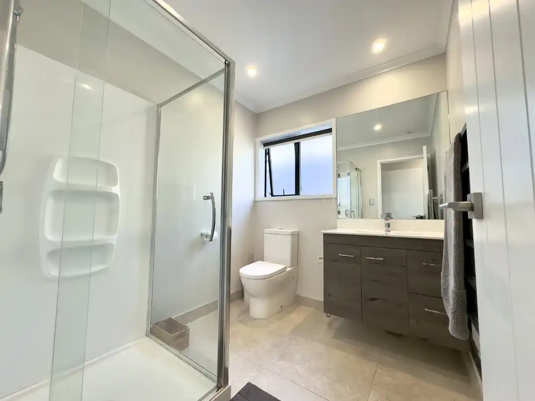 For rent, 4 beds 2.5 baths home with garage, Available from: Saturday, April 25, 87 Andrew Jack Road, Silverdale, Auckland