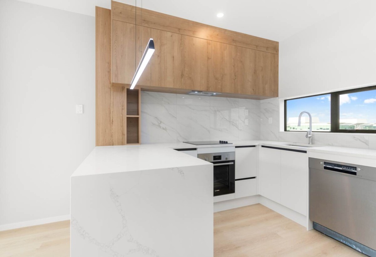 For rent, 3 beds 2.5 baths home with car park, available 20th March, C/345 Great South Road, Greenlane, Auckland