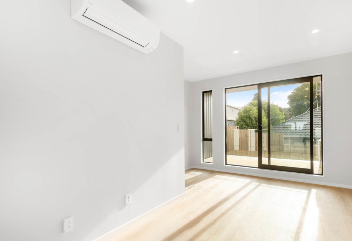 For rent, 3 beds 2.5 baths home with car park, available 20th March, C/345 Great South Road, Greenlane, Auckland