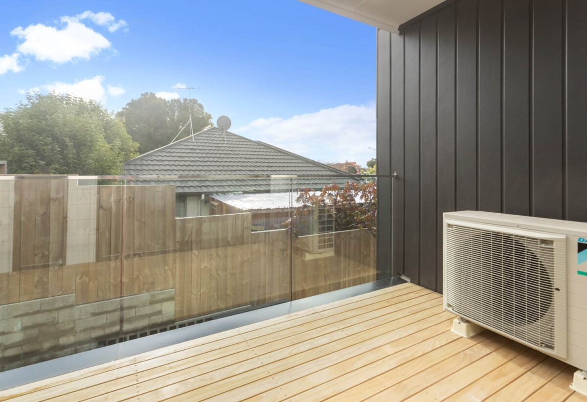 For rent, 3 beds 2.5 baths home with car park, available 20th March, C/345 Great South Road, Greenlane, Auckland