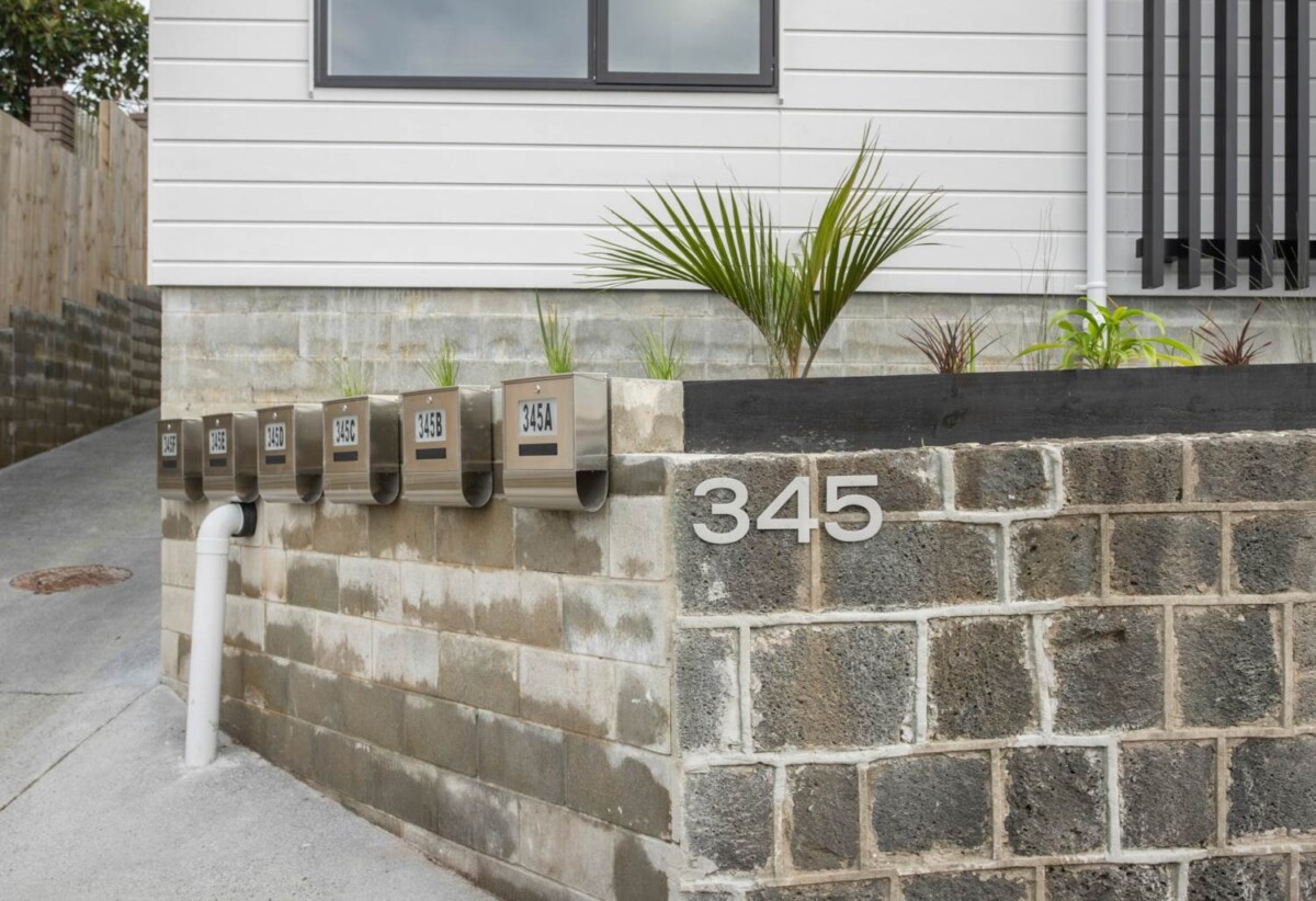 For rent, 3 beds 2.5 baths home with car park, available 20th March, C/345 Great South Road, Greenlane, Auckland