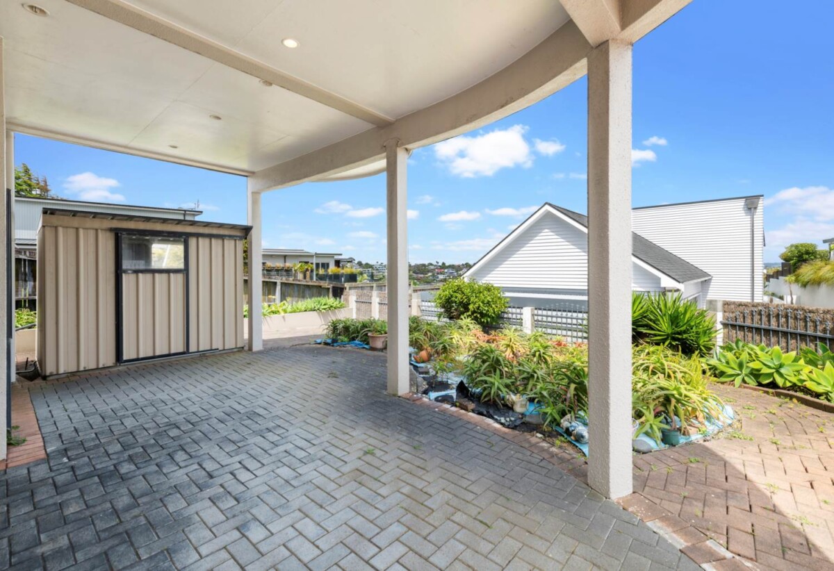 Macleans College zone, Must sell, highly motivated vendor, 5 beds 3 baths house with double garage, just steps away from Half Moon Bay Marina, 1 km to Macleans College, 0.7 km to Bucklands Beach Intermediate, 1/73 Takutai Avenue, Half Moon Bay, Auckland