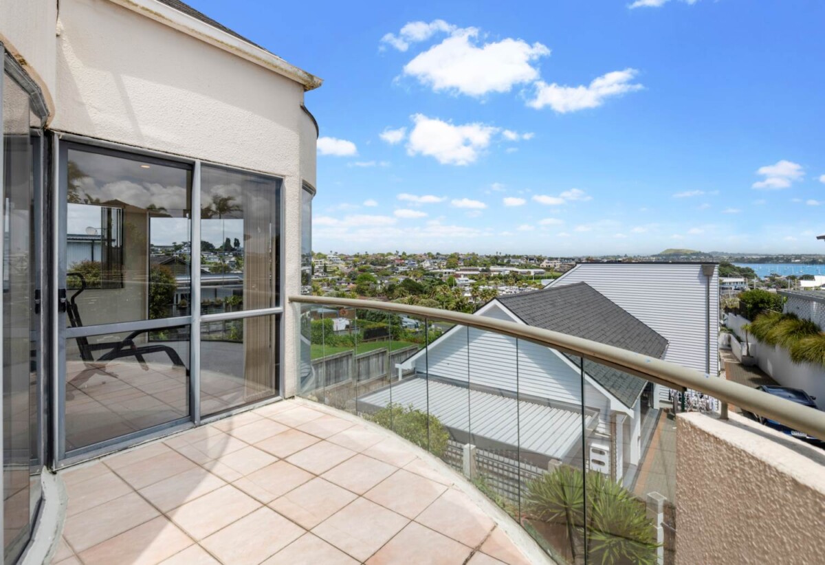Macleans College zone, Must sell, highly motivated vendor, 5 beds 3 baths house with double garage, just steps away from Half Moon Bay Marina, 1 km to Macleans College, 0.7 km to Bucklands Beach Intermediate, 1/73 Takutai Avenue, Half Moon Bay, Auckland