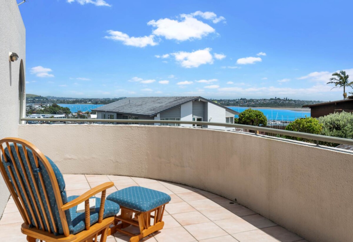Macleans College zone, Must sell, highly motivated vendor, 5 beds 3 baths house with double garage, just steps away from Half Moon Bay Marina, 1 km to Macleans College, 0.7 km to Bucklands Beach Intermediate, 1/73 Takutai Avenue, Half Moon Bay, Auckland