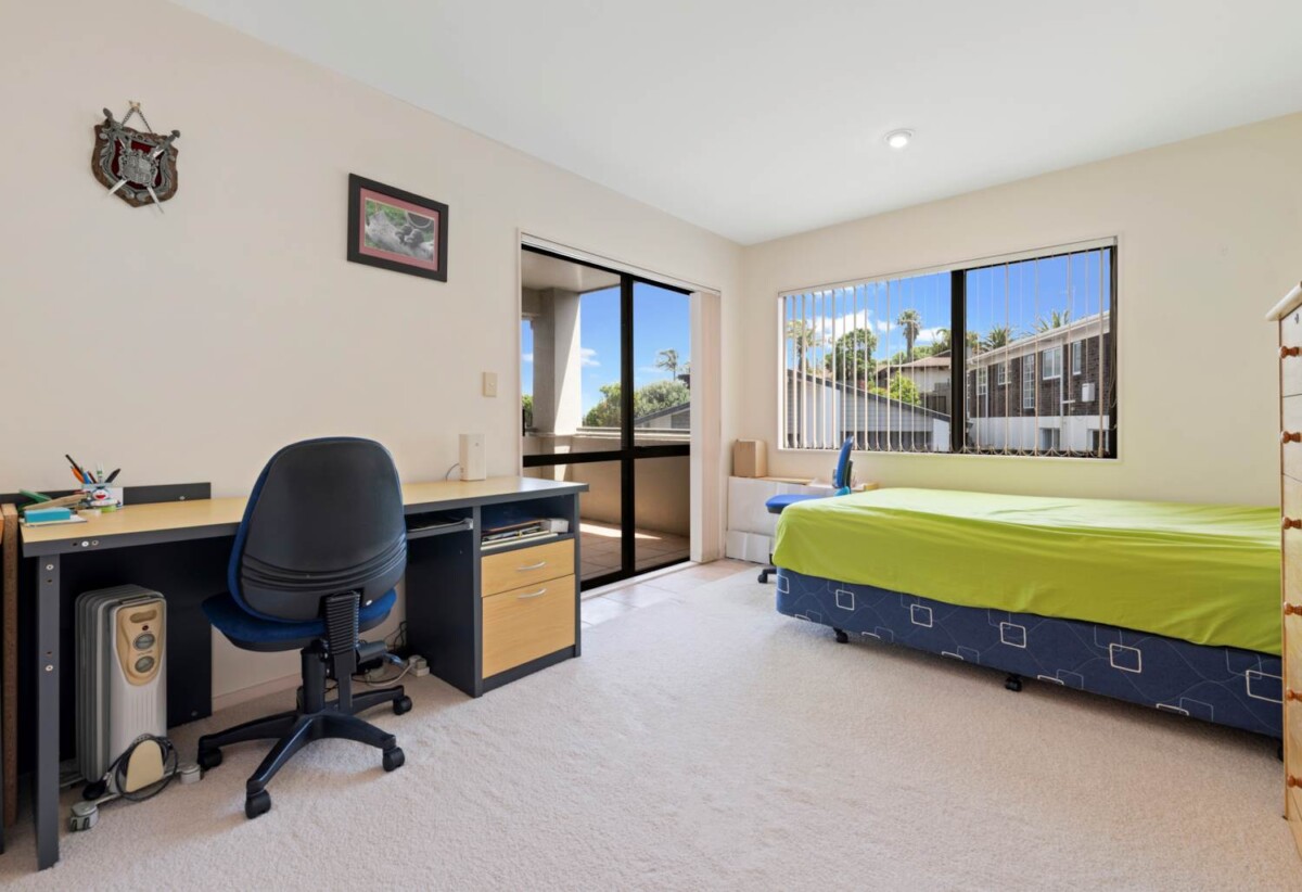 Macleans College zone, Must sell, highly motivated vendor, 5 beds 3 baths house with double garage, just steps away from Half Moon Bay Marina, 1 km to Macleans College, 0.7 km to Bucklands Beach Intermediate, 1/73 Takutai Avenue, Half Moon Bay, Auckland