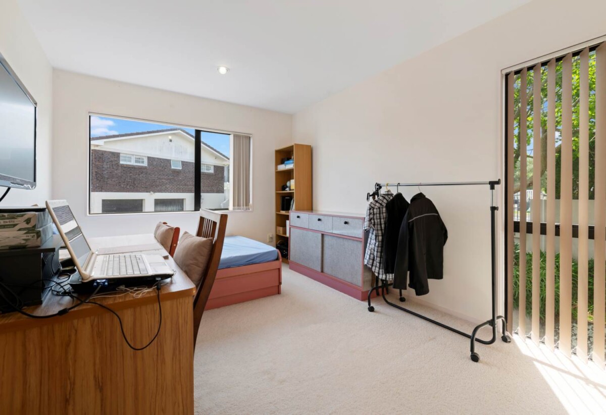 Macleans College zone, Must sell, highly motivated vendor, 5 beds 3 baths house with double garage, just steps away from Half Moon Bay Marina, 1 km to Macleans College, 0.7 km to Bucklands Beach Intermediate, 1/73 Takutai Avenue, Half Moon Bay, Auckland